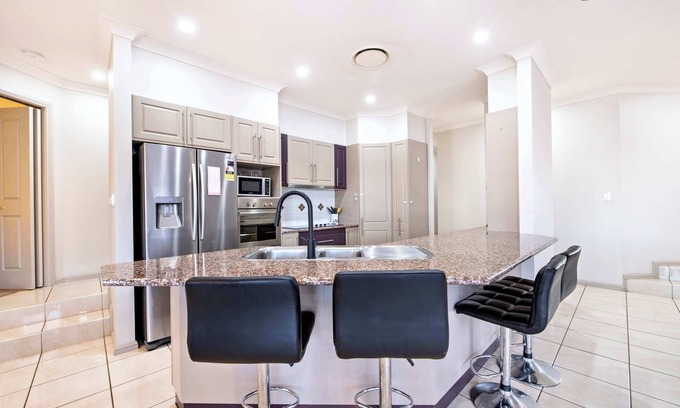 Dubbo Casa | Lakeside Retreat - Pool, Close to Zoo & Golf Club
