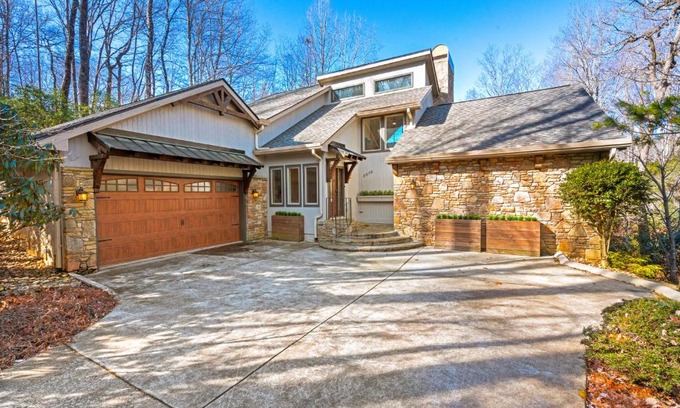Brevard Casa | Lakeside Retreat