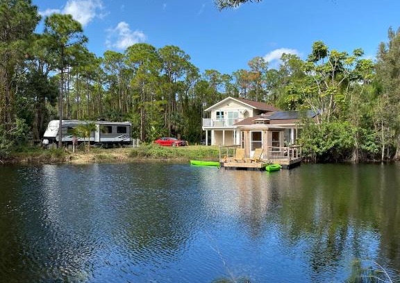 Port Saint Lucie Casa | Lakeside Retreat
