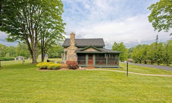 Broadalbin Casa | Lakeside Retreat with Guest Cottage on 5+ Acres