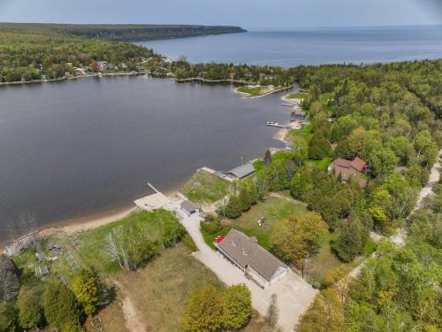 Lion's Head Casa | Lakeside Retreat With Hot Tub & Dock