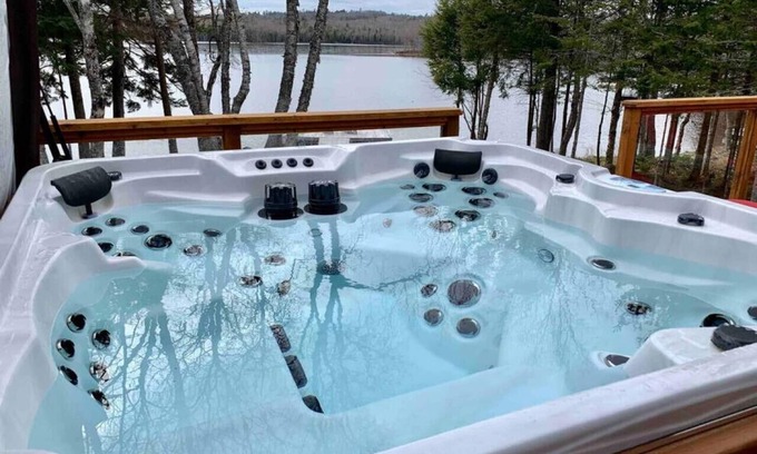 Smiths Corner Casa | Lakeside Retreat with Hot Tub