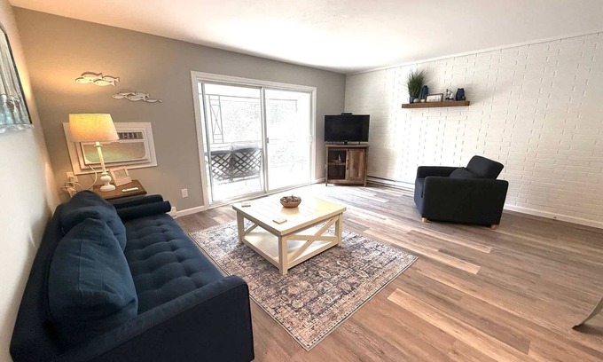 Bridgman Condominio | Lakeside Serenity: 1BD Villa with Private Deck