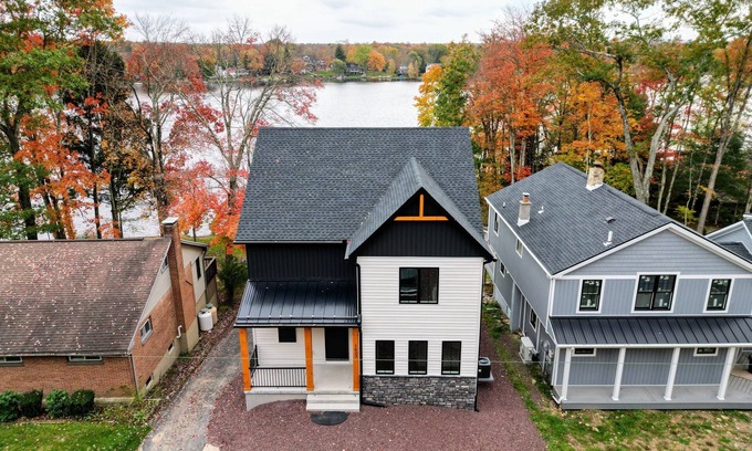 Penn Lake Park Casa | Lakeside Serenity by AvantStay | Lakefront, Newly Built, Deck w/ Views!
