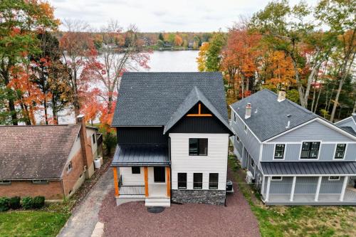 Penn Lake Park Casa | Lakeside Serenity by AvantStay Lakefront Newly Built Deck w Views
