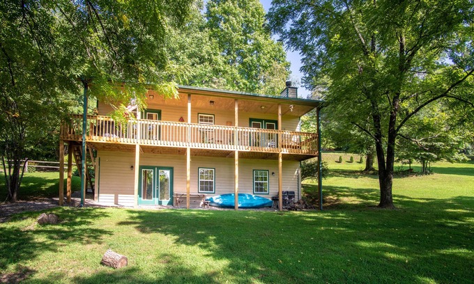 Hayesville Casa | Lakeside Serenity: casa del lago con resbalón cubierto