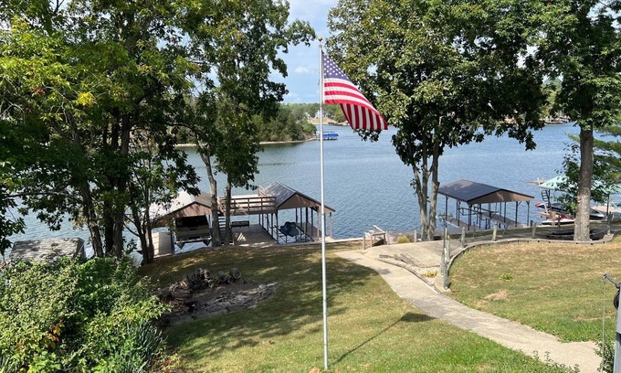 Williamstown Cabaña | Lakeside Serenity Retreat