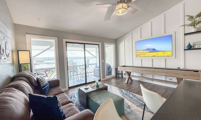 Osage Beach Condominio | Lakeside Shuffle-Modern-Incredible Lake Views-Covered Patio-Relax & Play