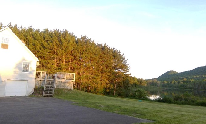 Presque Isle Apartamento | Lakeside Snowmobile - Ski Villa, 4BR 2BA, sleeps 10