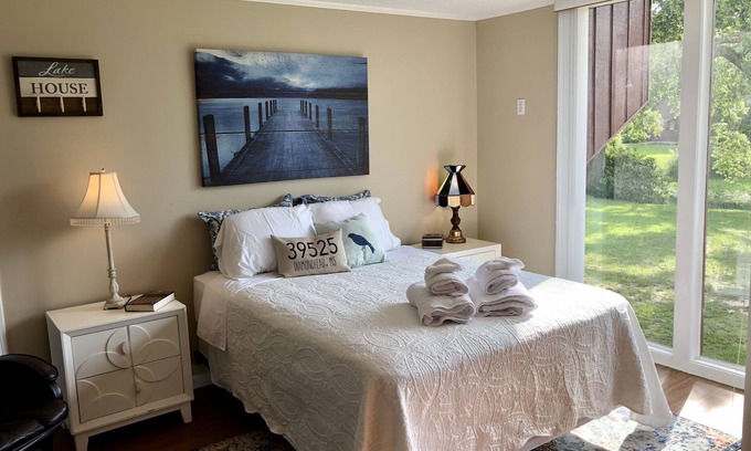 Diamondhead Apartamento | Lakeside studio - Affordable Month to Month, Golf, Pools, Quiet