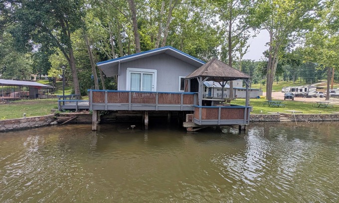Gravois Mills Cabaña | Lakeside Tiki Cottage-1 bedroom Studio cottage in delightful Gravois Mills