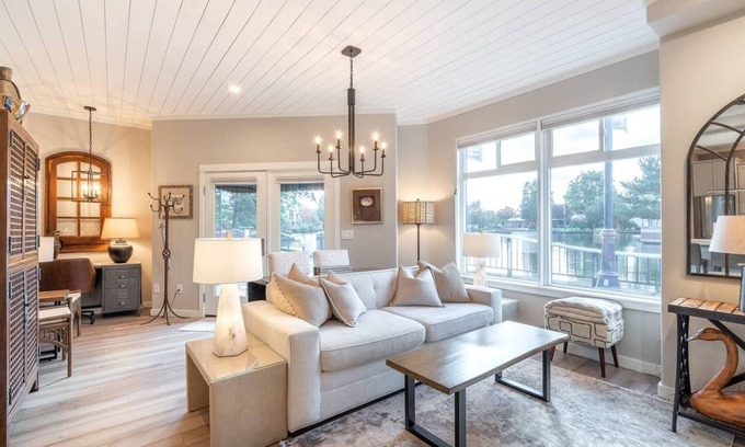Sherwood - Tualatin South Condominio | ¡NUEVO LISTADO! LAKESIDE URBAN INN. . . ¡Una gema escondida en TUALATIN EN EL CENTRO DE LA CIUDAD!