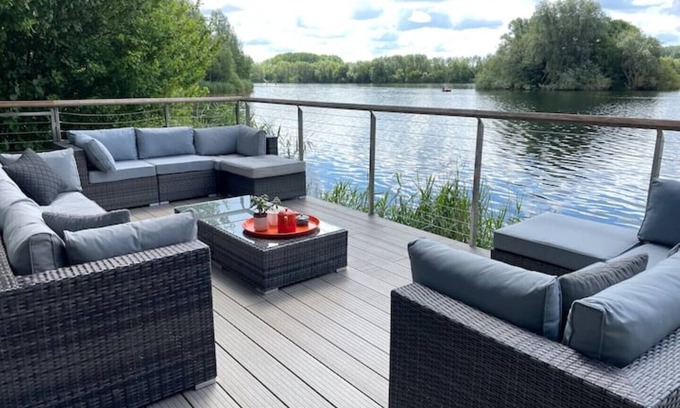 Lechlade Cabina | Lakeside Villa at Award Winning Lakes By Yoo. Northbow Lodge is a Family Haven