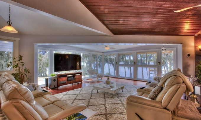 DeLand Casa | Lakeside w/private dock! Beaches 45 mins / Orlando MCO 1 hour / Ocala NF 15 mins