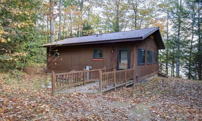 Lac du Flambeau Cabina | Lakeside Wisconsin Northwoods Cabin w/private dock. Pet friendly