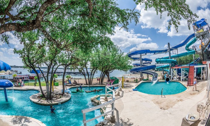 Volente Cabina | LakeTravis Bungalow 2: parque acuático gratuito, a pie del puerto deportivo, comidas y bebidas, lago
