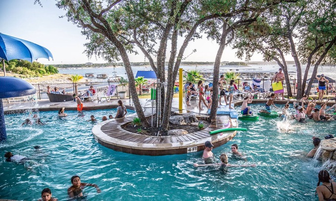 Volente Cabina | NUEVO LakeTravis 1BRBungalow: parque acuático gratuito, a pie del puerto deportivo, restaurantes, lago y playa