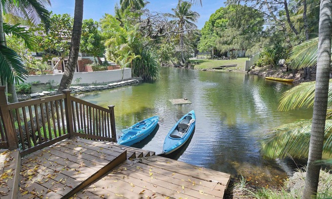 Lazy Lake Casa | Lakeview 1 Acre, Tropical Pool, 10min Beach! Kayak, Pond, Spa - Fort Lauderdale