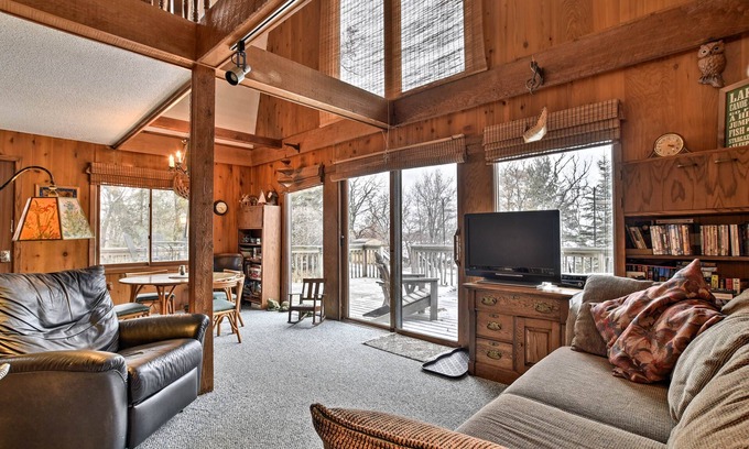 Stearns County Cabina | ¡NUEVO! Lakefront Kimball Cabin w / 10 Acres of Land!