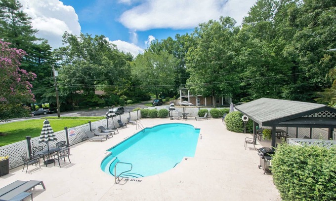 Flat Rock Condominio | Lakeview 1BR Condo w/ Deck | Walk to Village
