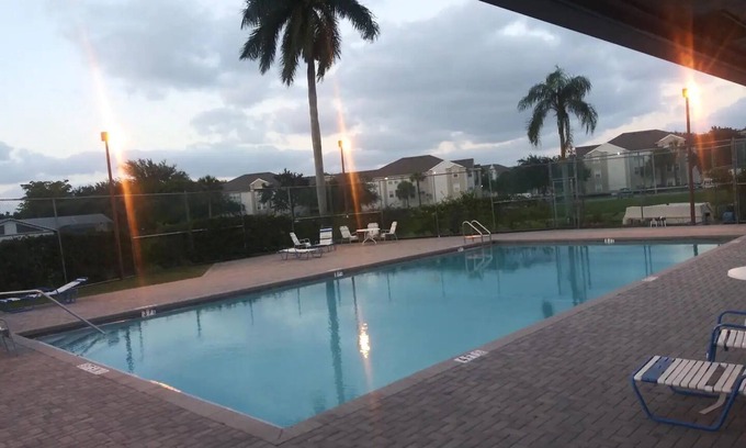 Greenacres Casa | LakeView 3/2 Single Family Home up to 6 people