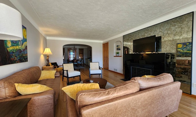 Lorain Casa | Lakeview Beach Bungalow Lighthouse/3 Beds/Game Room/Pets Entry Ramp available