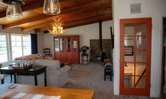 Julian Casa | Lakeview Cabin at Starbright Lodge