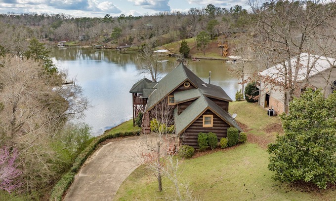 Northport Cabina | Lakeview Cabin Escape: Your Serene Waterside Retreat