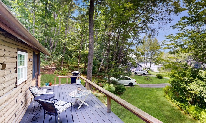 Boothbay Cabina | Lakeview Cabin with Private Deck, Grill, & Fireplace + Free WiFi - Close to Town