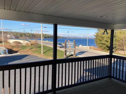 Naples Apartamento | Lakeview Condo at Causeway Marina