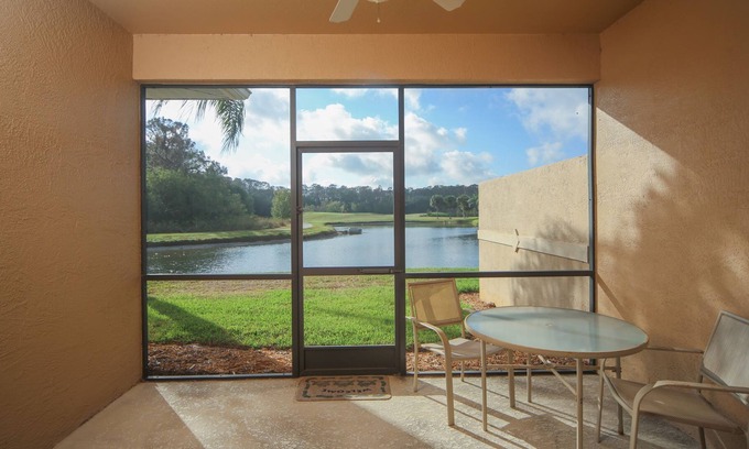 Braden River Villa | ¡Villa de estilo de vida de Florida ubicada en una calle sin salida con garaje para dos autos en Stoneybrook!