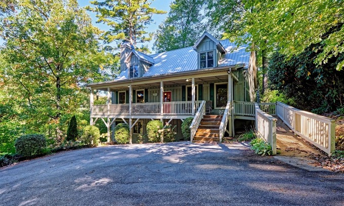 Mirror Lake Cabina | Lakeview Hideaway | Covered Front Porch with Lake View!