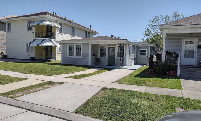 Navarre Casa | Lakeview home in quite neighborhood