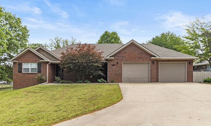 Grove Casa | Lakeview Home in serene setting, 3 mi to Grove! Perfect for families & fishermen