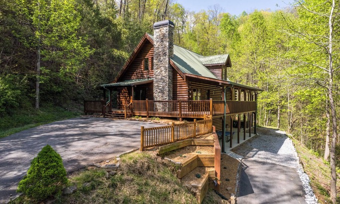 Dahlonega Cabina | Lakeview Lodge-HotTub/Lake/Dog Friendly/Ping-Pong/5-Beds/4-Baths!