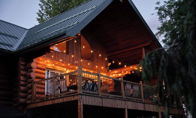 Magna bay Chalet De Esquí | Lakeview log cabin for large groups, 4 season fun! Beach access, buoy, hot tub