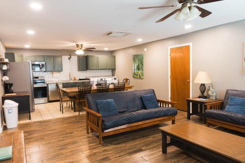 Mead Casa | Lakeview Main Room - 19