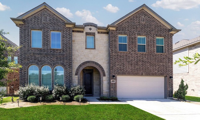 Missouri City Casa | Lakeview Mansion – A Chic Estate