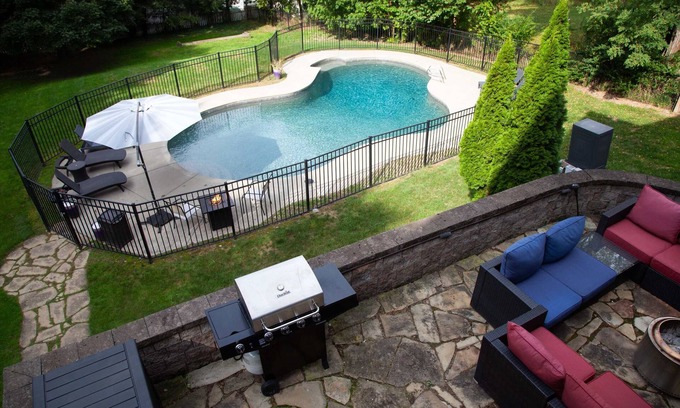 South Main Street Casa | Lakeview on Main Pool, Fire Pit + Walkable