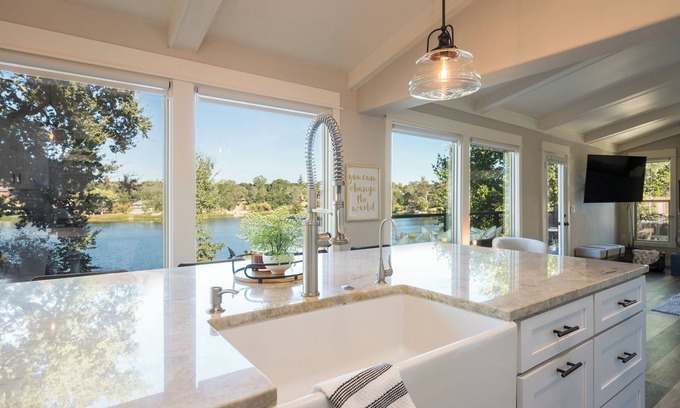 Atascadero Casa | LakeView - Pool - Hot Tub - Game Room - Walk to Park/Zoo - putt putt golf