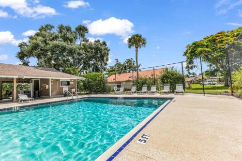 Country Oaks Casa | Lakeview Retreat with Pool Games, Chill Vibes