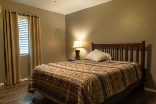 Mead Casa | Lakeview Room 2 Queens - 22