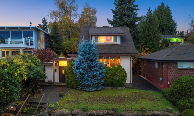 Rainier Valley Casa | Lakeview Tranquility Hot Tub Retreat Coffee Bar - Dog Friendly