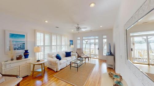 Litchfield by the Sea Villa | Lakeview Villa Oasis Spacious 3BR 3BA Retreat