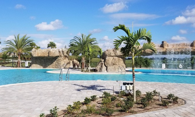 Braden River Condominio | Recién construido condominio nacional de Lakewood. 1er piso final unidad con golf ilimitado.