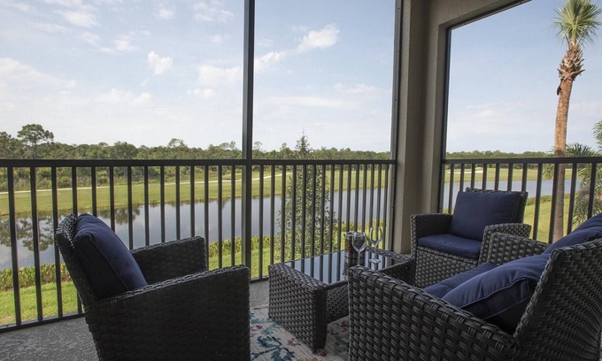 Lakewood Ranch Condominio | Lakewood National 2nd Floor Condo 2/bed, 2/bath with golf & lake view