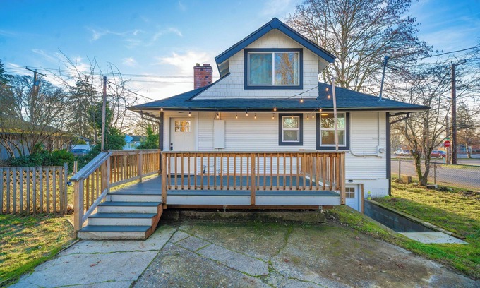 Tillicum Casa | Lakewood Stunner sleeps 6-8! Two KING size beds!