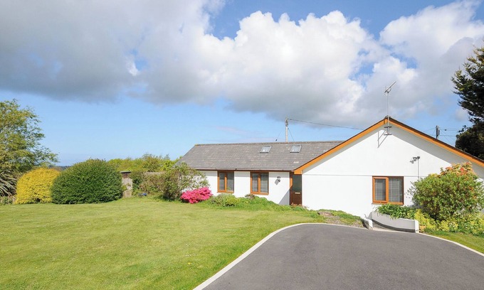 Week Saint Mary Cabaña | LAMBLEY VIEW, pet friendly, country holiday cottage in Bude