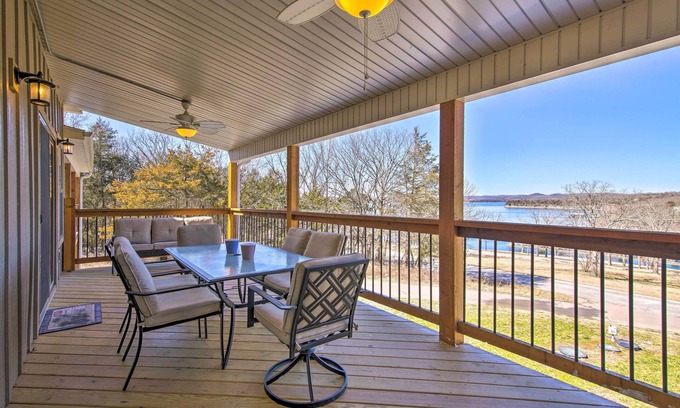 Lampe Casa | Lampe Retreat w/ Pool Access - Walk to Lake!