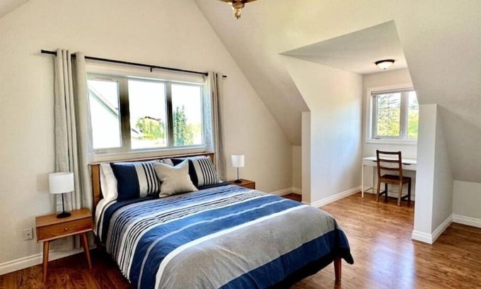 Sylvan Lake Casa | Lamplight Cottage | paddle-boards, AC, best beach!